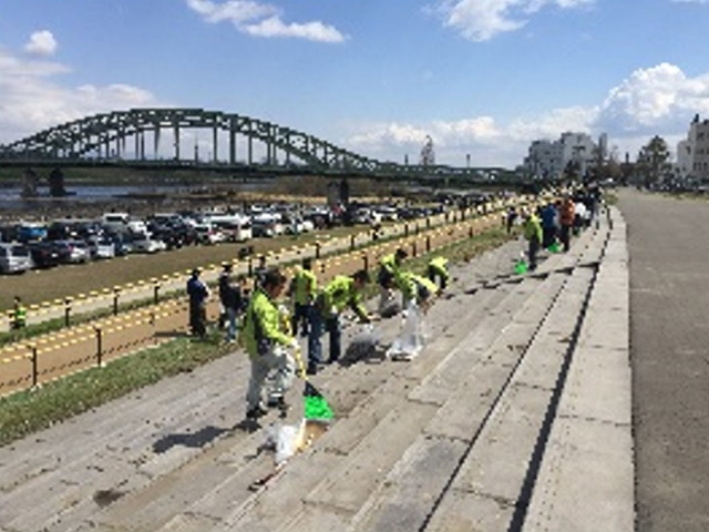 旭川冬まつり会場跡地の清掃