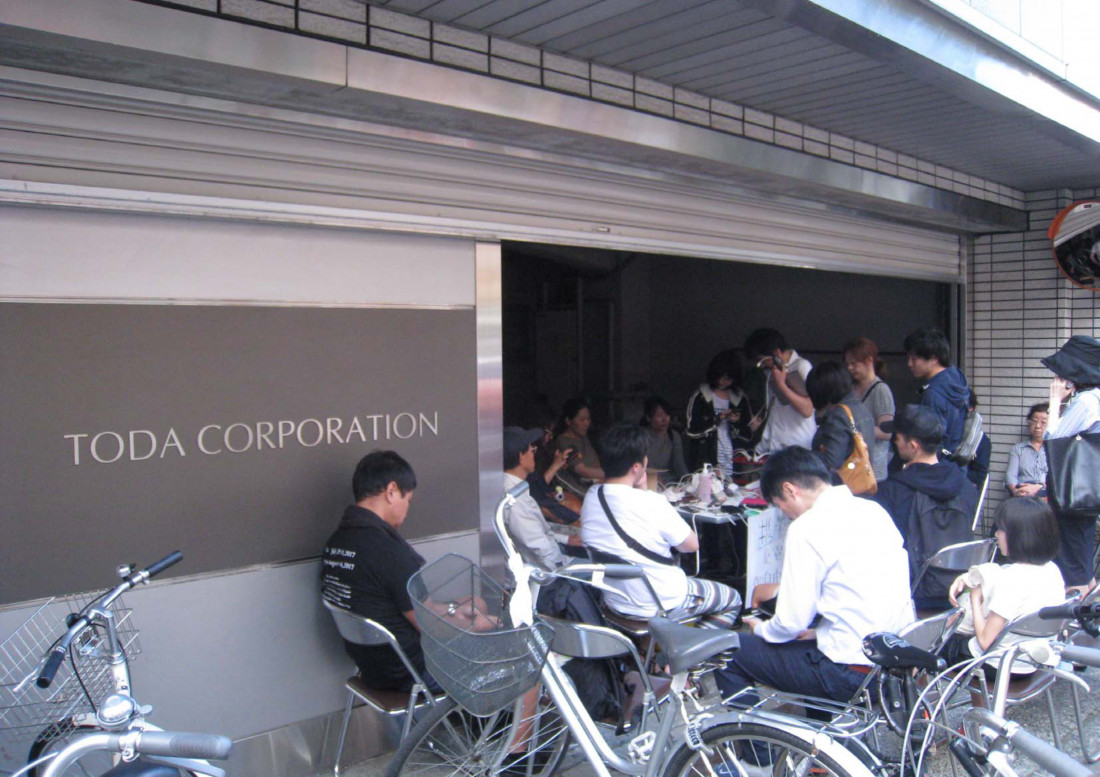 支店前充電ボランティアの様子