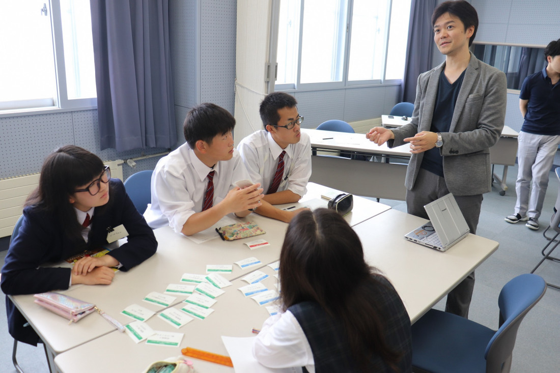高校でのデジタル人材育成プログラムの様子